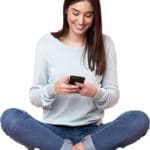 Blog 3 unverzichtbare Software-Lösungen im Call-Center – Beitragsbild - Proaktiv und empathisch - Junge Frau am Smartphone
