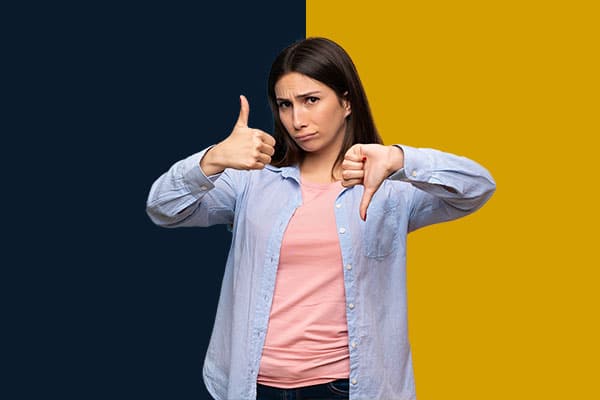 Kundenzufriedenheit messen und steigern - Beitragsbild Banner Kundenzufriedenheit messen - Frau mit Daumen rauf und runter